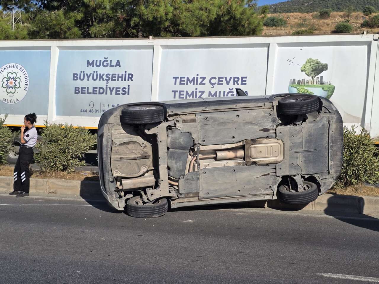 Bodrum-Milas Yolunda Kaza: Ekipler Araçta Sıkışan Sürücüyü Kurtarmak İçin Seferber Oldu 4